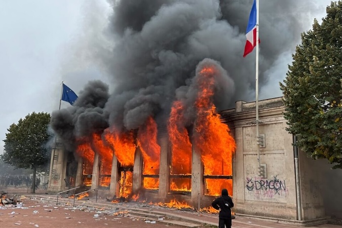 Les émeutes du 17 octobre : Au moins 1800 personnes ont été interpellées hier dans toute la France, 500 policiers et gendarmes blessés