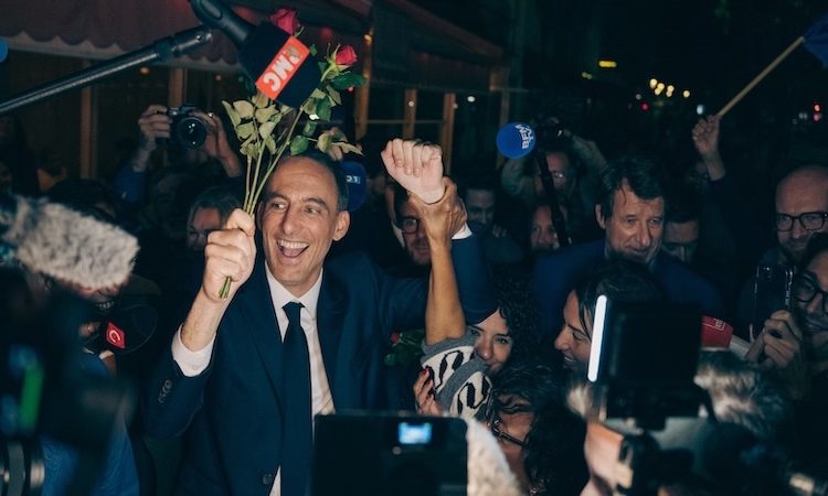 « Je suis prêt à affronter la violence de cette campagne » : après avoir été enfariné, Glucksmann demande à Mélenchon de «désavouer» la violence de «ses supporters»