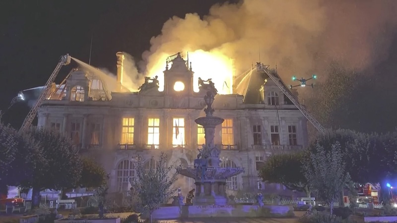 Le 17 octobre a trouvé son symbole : Limoges, la mairie brûlée et détruite