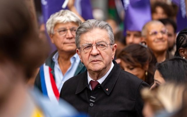 En visite à Gergovie, Jean-Luc Mélenchon se voit en Vercingétorix luttant contre César et raille la primaire de la gauche sociale-démocrate