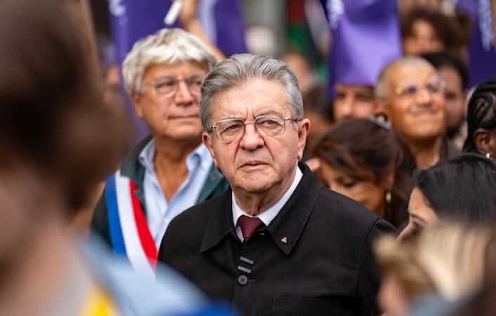 En visite à Gergovie, Jean-Luc Mélenchon se voit en Vercingétorix luttant contre César et raille la primaire de la gauche sociale-démocrate