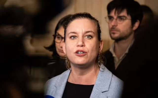 «Le cancer est une maladie politique» : Mathilde Panot crée la polémique en refusant de porter le ruban d’Octobre rose … parce qu’elle y voit un lien avec Israël