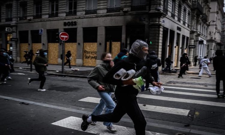 Une terreur organisée : Paris en proie à une deuxième nuit de saccages, les Français sont abandonnés aux hordes de pilleurs