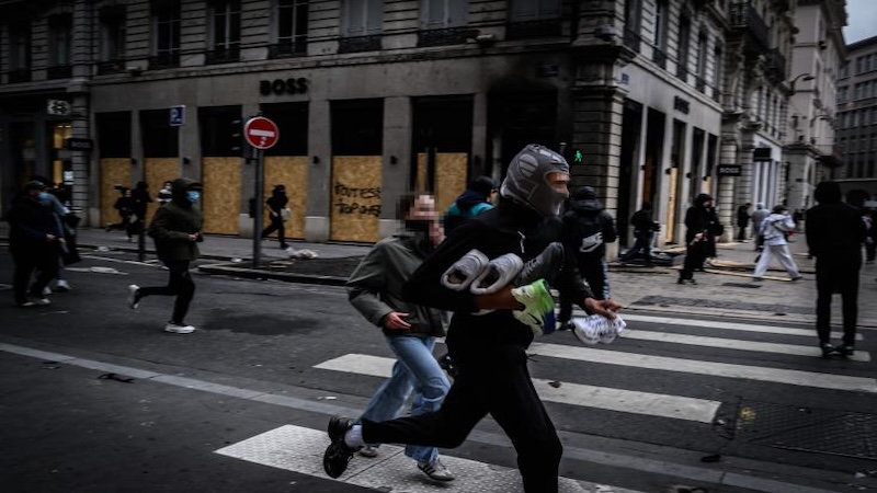 Commerces saccagés et pillés : chômage partiel, Prêts à taux zéro, fonds de soutien… le gouvernement dévoile un « paquet d&rsquo;aides »