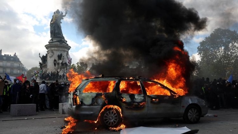 Des scènes de guérilla urbaine et des pillages à la chaîne : de Paris à Marseille, des hordes d&rsquo;ultragauche qui agressent, pillent et volent