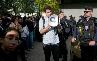 Saint-Denis : des enseignants bloquent physiquement une interpellation policière à l’intérieur d&rsquo;un lycée