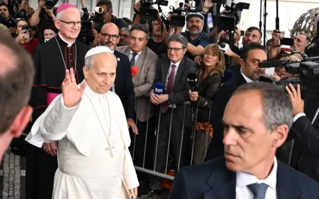 Le pape sort de l&rsquo;hôpital quatre jours après une opération sur un poumon